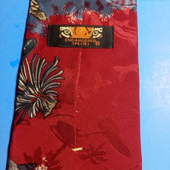 Endangered species Pure Silk Tie Dolphin/Turtle/Shells Width 4' - Picture 2 of 3